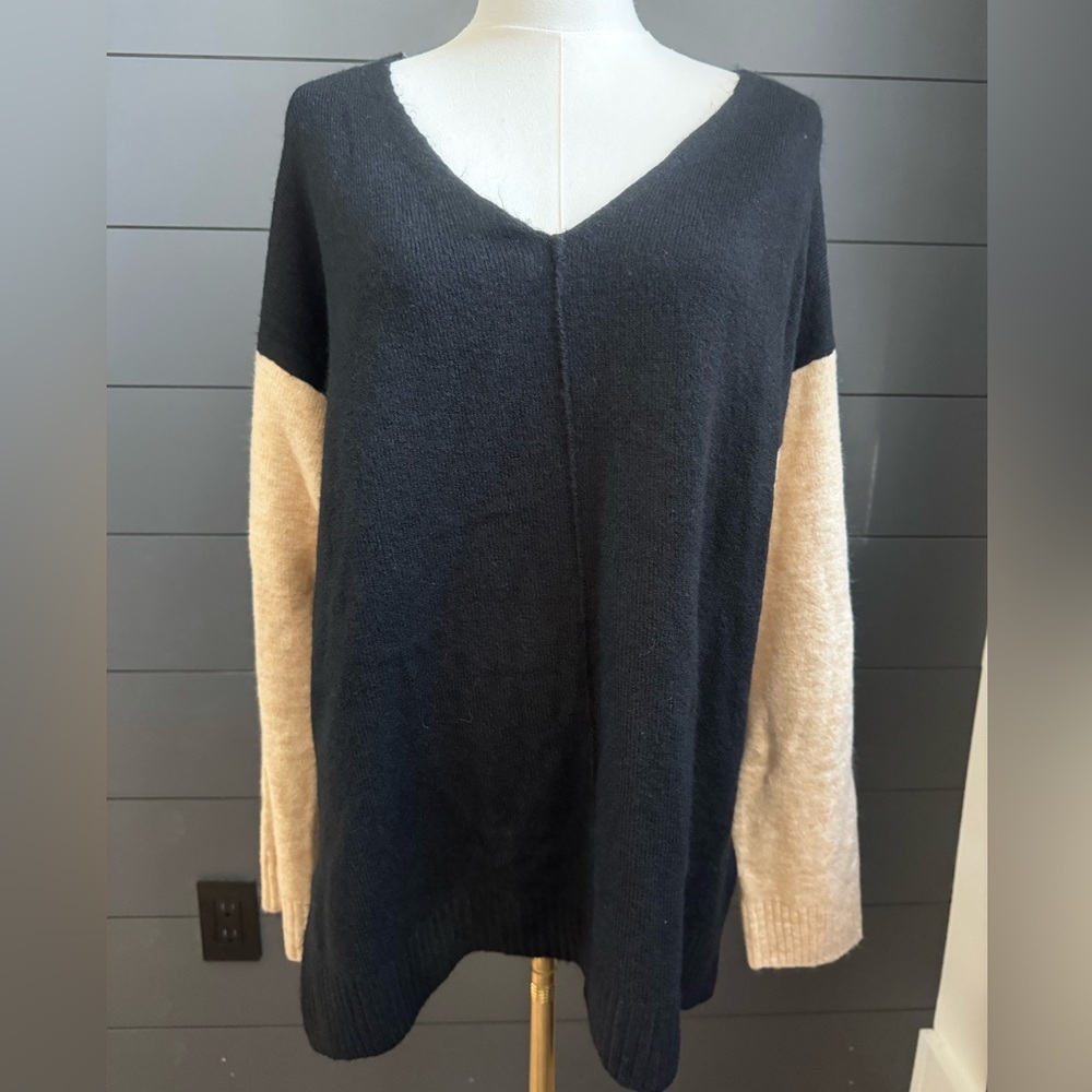 dip Black Tan and Gray V-Neck Sweater Size Large